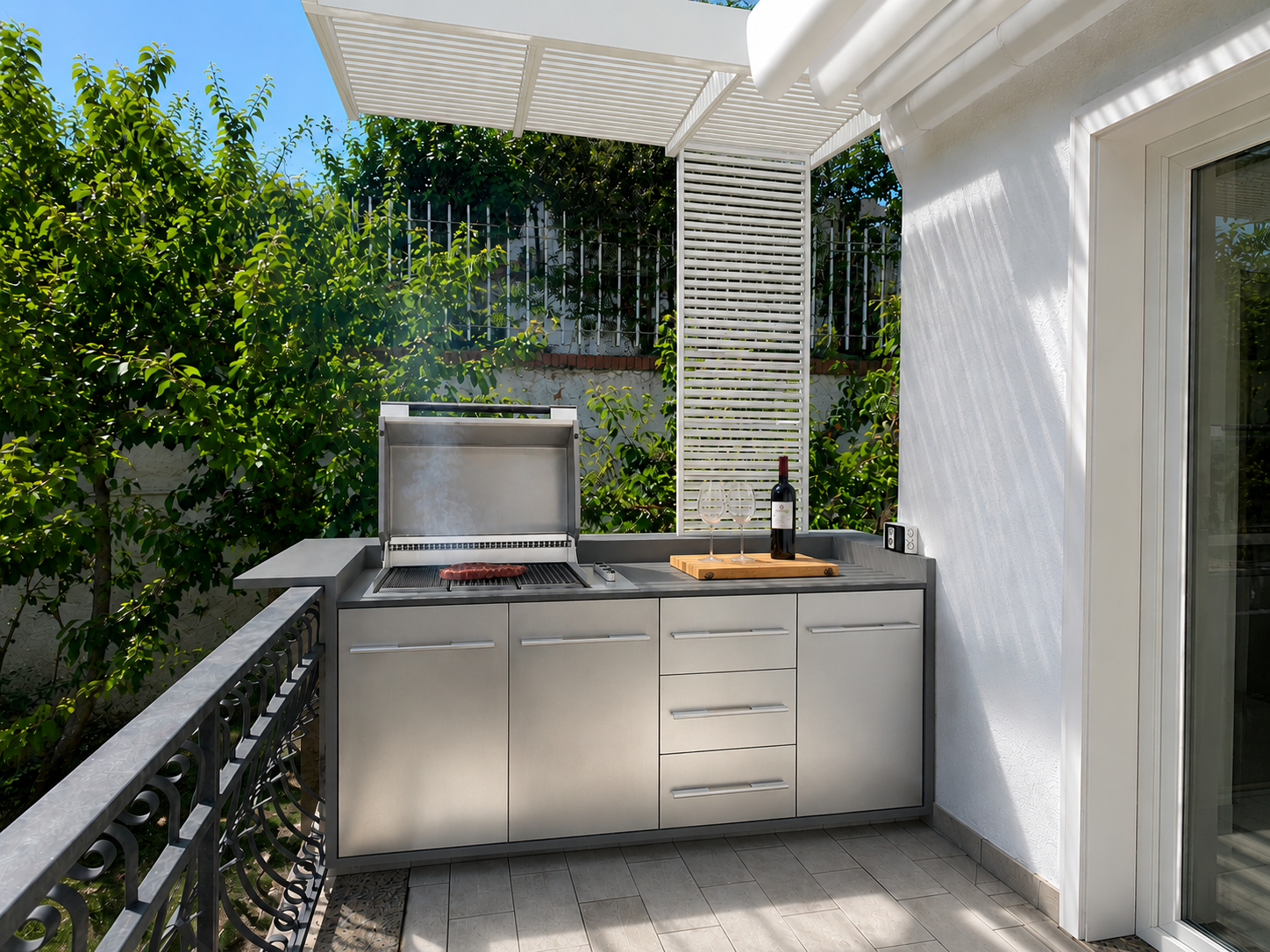 Cucina barbecue all’aperto sotto una pergola bianca